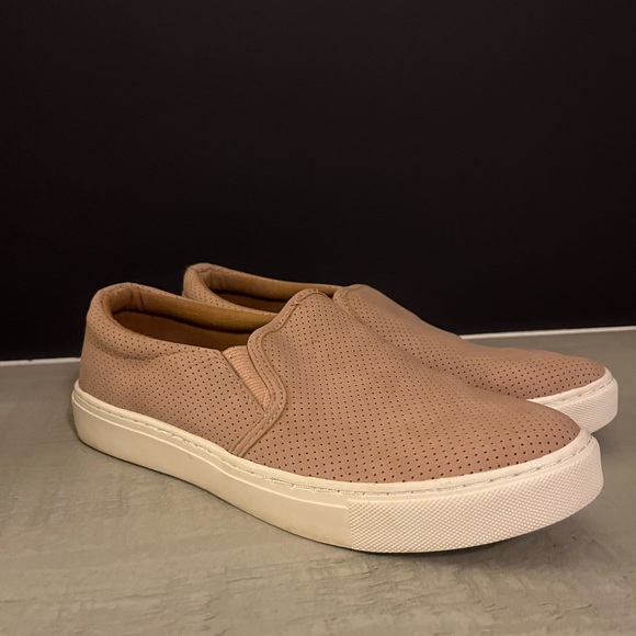 American Eagle Outfitters Shoes - American Eagle mauve sliders